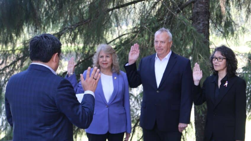 New or returning board members taking the oath of office. 